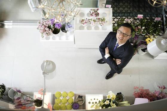 김승호 회장은 지난 달 26일 서울 선릉역 앞에 '스노우폭스플라워(SNOWFOX FLOWERS)'를 열었다. 장진영기자