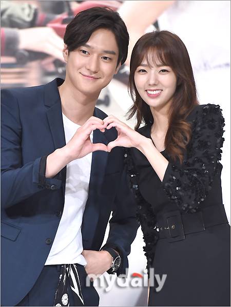 ▲ 고경표·채수빈 '달달한 하트'