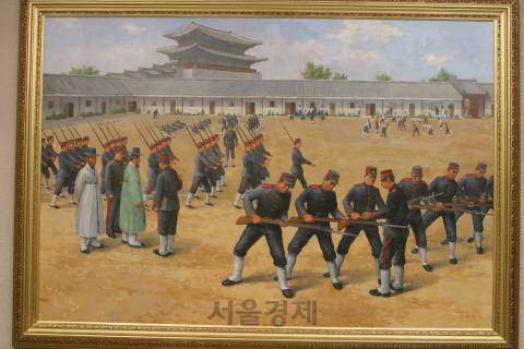 대한제국군 시위대의 평소 훈련 모습. 그러나 해산 당일 전투에서는 친일 장교들이 중화기와 탄약을 미리 빼돌려 탄약 부족으로 패배하고 말았다.