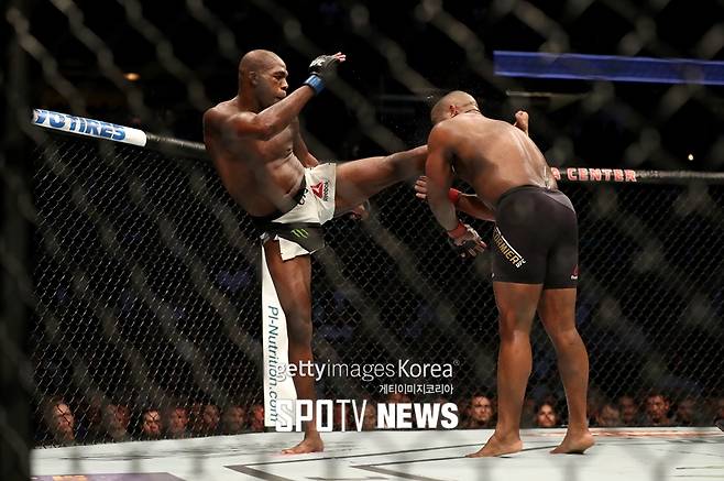 ▲ 존 존스, 코미어에게 결정적 하이킥 ⓒ Gettyimages