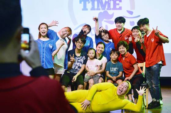 개그맨 지망생들이 코미디홀에서 개그 공연을 마친 뒤 관람객들과 기념촬영하고 있다.프리랜서 김성태