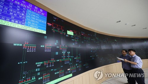 (수원=연합뉴스) 홍기원 기자 = 계속되는 폭염과 열대야 등으로 전력 수요가 높지만 발전소 15기가 새롭게 가동되면서 전력 공급이 크게 늘어 전력예비율은 꾸준히 두 자릿수를 유지하고 있다. 사진은 경기도 수원시 한국전력공사 경기지역본부에서 관계자들이 전력 수급 상황을 점검하는 모습.       xanadu@yna.co.kr