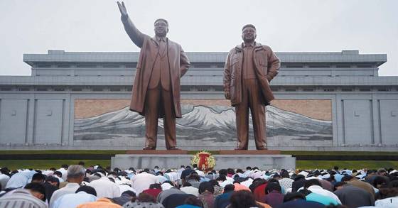 북한 김일성 주석 사망 23주기를 맞은 7월 8일 평양시 만수대 김일성·김정일 부자 동상 앞에서 평양 시민들이 고개를 숙이고 있다. [중앙포토]