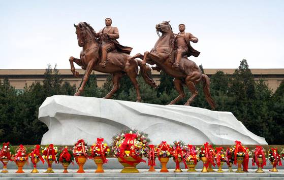 북한은 2012년 2월 만수대창작사에 말을 탄 김일성과 김정일의 동상을 세웠다. 만수대창작사는 김일성ㆍ김정일의 동상을 제작한 곳이다. [사진 화보 조선]