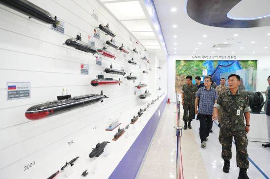 지난 3일 진해 공관에서 휴가중인 문재인 대통령이 경남 진해 해군기지 내 잠수함사령부를 방문해 잠수함 박물관에 전시된 전 세계 잠수함들에 대한 설명을 듣고 있다. 사진=청와대 제공