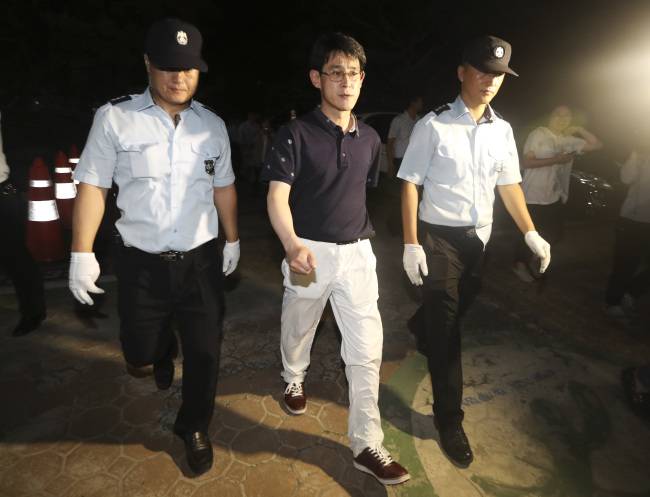 김학철 충북도의원 유럽연수에서 중도 귀국해 충북도의회에 들어서고 있다. [사진제공=연합뉴스]