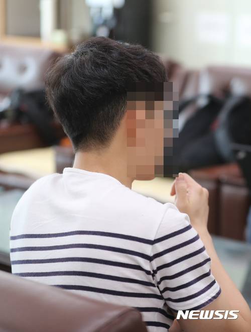 【서울=뉴시스】 사진공동취재단 = 박찬주 육군 제2작전사령관 공관병이었던 제보자가 4일 오전 언론에 제보하게 된 심경을 밝히고 있다. 2017.08.04. photo@newsis.com