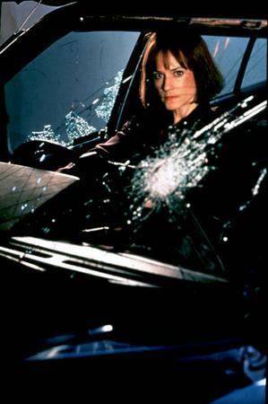 J. G. 밸러드의 작품에서 초고층 빌딩에 살며 더 높이 올라가기를 욕망하고, 자동차 충돌에서 희열을 느끼는 인물들은 막강한 기술문명에 매료되고 스스로 변질되는 신인류를 상징한다. 사진은 밸러드 원작 소설 '하이-라이즈’(위 사진)와 ‘크래시'의 영화 장면.    찬란ㆍ신필름 제공