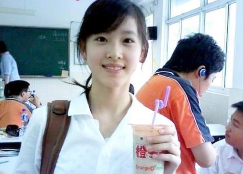 장쩌톈이 온라인에서 화제를 모았던 사진. 이 사진을 계기로 장쩌톈은 '밀크티녀'라고 불리게 됐다. [사진 온라인 커뮤니티]
