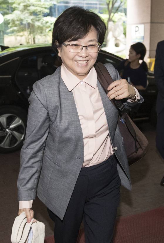 김은경 환경부 장관의 백팩 패션. 청문회 준비 당시 서울 여의도 이룸센터 사무실로 출근하고 있다. [사진 연합뉴스]