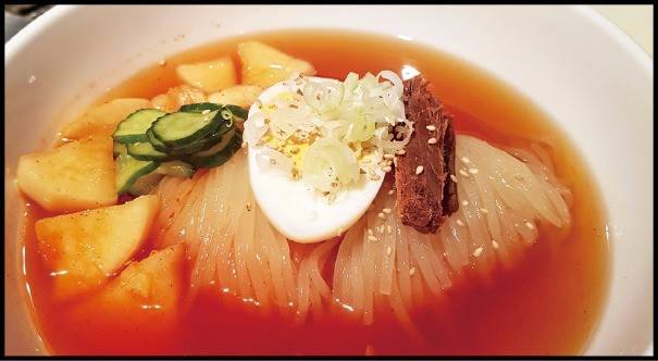 식도원의 모리오카식 냉면. 육수가 깊고 그윽하며 간장의 맛도 살짝 난다.