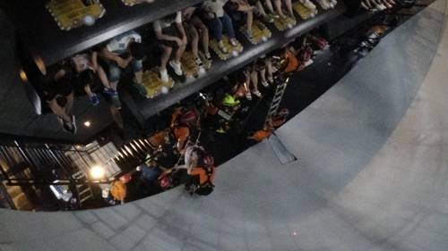 5일 오후 6시58분께 롯데월드 어드벤처의 놀이기구 '플라이벤처'가 운행 중 멈춰 소방대원들이 탑승객들을 구조하고 있다. [송파소방서 제공=연합뉴스]