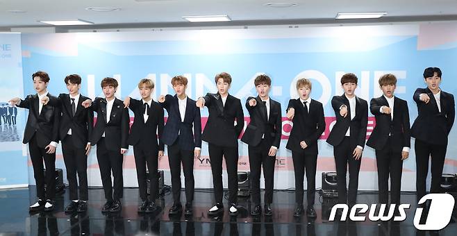 워너원(Wanna One)이 7일 오후 서울 구로구 고척돔에서 열린 데뷔 쇼콘(쇼케이스+콘서트) 기자간담회에 참석해 포즈를 취하고 있다. 왼쪽부터 라이관린, 옹성우, 박지훈, 이대휘, 배진영, 강다니엘, 윤지성, 하성운, 김재환, 박우진, 황민현. 워너원은 Mnet ‘프로듀스 101 시즌2’에서 결성된 그룹으로 그룹명, 팬클럽 명, 타이틀곡까지 국민 프로듀서 손으로 뽑혔다. 2017.8.7./뉴스1 © News1 권현진 기자