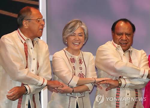 (마닐라=연합뉴스) 김현태 기자 = 강경화 외교부 장관이 6일 저녁(현지시간) 필리핀 마닐라의 '몰 오브 아시아'에서 열린 아세안지역안보포럼(ARF) 환영만찬에 참석하고 있다. 2017.8.6      mtkht@yna.co.kr