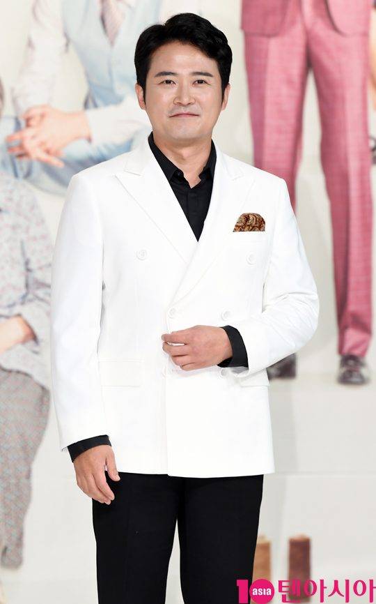배우 임호가 8일 오후 서울 영등포구 영등포 타임스퀘어에서 열린 KBS 2TV 새 TV소설 ‘꽃피어라 달순아’ 제작발표회에서 인자하게 웃고 있다. / 사진=조준원 기자 wizard333@
