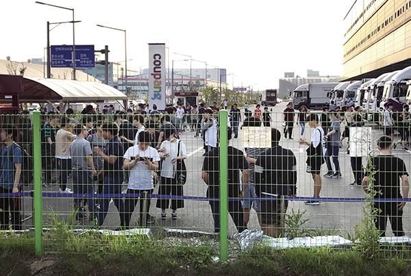 ⓒ김흥구 7월24일 오후 6시30분, 인천 오류동에 위치한 쿠팡인천메가물류센터 출입구 근처에 퇴근하는 주간 조와 출근하는 야간 조 직원들이 섞여 있다.