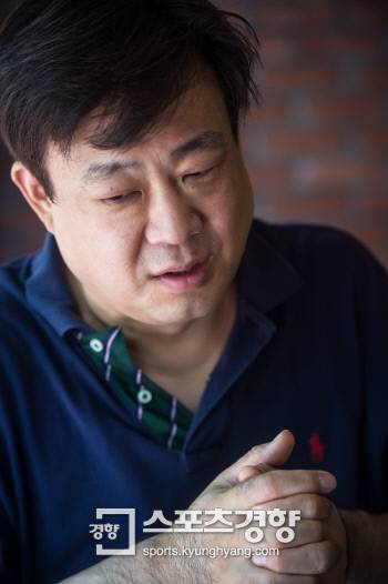e스포츠 해설가 겸 만화가 엄재경이 4일 서울 정동 경향신문사 인근에서 ‘스포츠경향’과 만나 인터뷰를 하고 있다.|이선명 기자 57km@kyunghyang.com