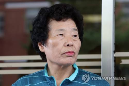 (광주=연합뉴스) 정회성 기자 = 일본 전범기업 미쓰비시를 상대로 손해배상 청구 소송을 제기한 일제 강제노역 피해자 유가족 이경자(74)씨가 8일 광주 동구 지산동 광주지법 앞에서 생각에 잠겨 있다. 이 소송 1심 재판부는 이날 원고 일부 승소 판결을 했다.       hs@yna.co.kr