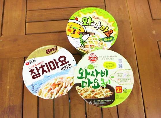 마요네즈를 넣어 고소한 컵라면, 이른바 '마요라면이'이 인기다. 사진 왼쪽부터 시계방향으로 농심 '참치마요비빔면', 삼양식품 '와사마요', 오뚜기 '와사비마요볶이'다.