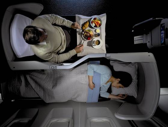 좌석 승급은 어느 정도 운이 따라야 한다. 외모가 멀끔하다거나 공항에 일찍 도착했다고 좌석 승급의 우선순위가 부여되는 건 아니다. 충성 고객, 적립 마일리지가 많은 승객, 비싼 값을 내고 항공권을 산 사람 등이 우선 순위다. [사진 영국항공]