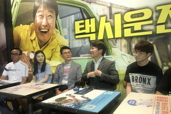 국민의당 안철수 전 대표가 9일 오후 서울 영등포구 영등포 CGV에서 영화 '택시운전사'관람에 앞서 지지자들과 간담회를 가졌다. [연합뉴스]