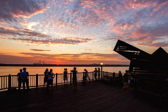 인천이 '호캉스' 명소로 떠오르고 있다. 송도·영종도에 개성 강한 호텔이 속속 들어서면서부터다. 일몰이 아름다운 송도 오션스코프. [사진 인천관광공사]