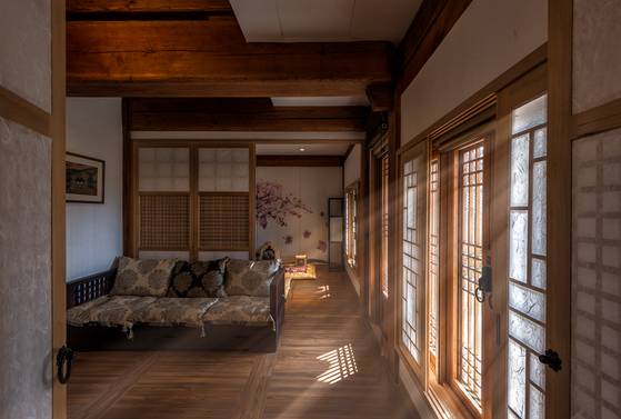 한옥의 장점은 살리고 단점은 보완한 경원재 객실. [사진 경원재 앰배서더]