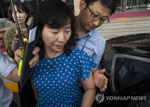 (과천=연합뉴스) 윤동진 기자 = 서울대에 이어 고려대도 박기영 신임 과학기술혁신본부장에 대한 사퇴 촉구 서명 운동에 착수한 11일 오후 박 과학기술혁신본부장이 정부과천청사 과학기술정보통신부에서 나서고 있다.     mon@yna.co.kr