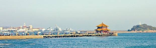 칭다오 10경에 꼽히는 잔교는 총 길이 440ｍ에 이르는 직선 다리다.