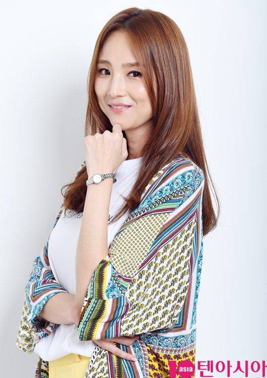 JTBC ‘품위녀’ 에서 열연한 배우 이희진이 14일 서울 중구 청파로 한경텐아시아 스튜디오에서 인터뷰에 앞서 미소 짓고 있다./사진=조준원 기자wizard333@
