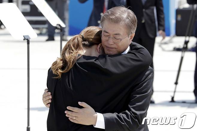 문재인 대통령이 '제37주년 5·18민주화운동 기념식'에서 5‧18 유가족인 김소형씨를 위로하고 있다. 2017.5.18/뉴스1