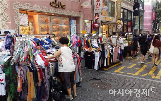 11일 저녁 서울 명동 티셔츠·스카프 노점엔 손님이 좀처럼 들지 않았다.(사진=오종탁 기자)