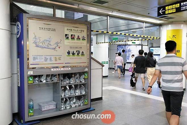 13일 오후 서울 종로구 지하철 5호선 광화문역에 비치된 승객 구호 장비함의 모습. 각 지하철역엔 100~500개의 화재용 마스크가 비치되어 있다. 하지만 이 마스크엔 생화학 물질이나 방사능을 차단하는 기능은 없다. /고운호 기자