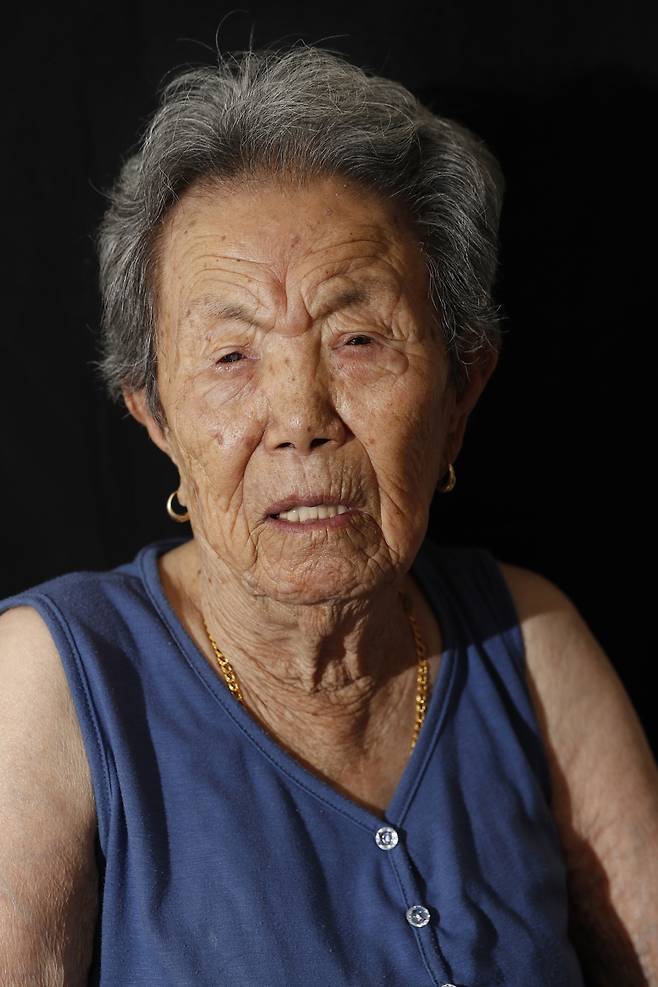 이기정 할머니 집 앞에 도착하자 강아지 ‘백구’가 먼저 반긴다. 할머니는 “여기까지 찾아와줘 고맙다”며 따뜻하게 손님들을 맞이했다. 2014년 다리에 풍이 들어 넘어진 뒤 수술을 했지만 아직 거동이 불편하다. 1925년 태어난 이 할머니는 1943년에 “간호사 시켜준다”는 말에 속아 싱가포르로 끌려갔다. 1945년 후반까지 고초를 겪고 해방을 맞았으나 차마 피해 사실을 밝힐 수 없어 가족에게 돌아가지 못했다. 자식을 낳지 못한 할머니가 입양해 기른 아들 부부도 세상을 떠나고, 현재는 손녀가 유일한 가족이다.