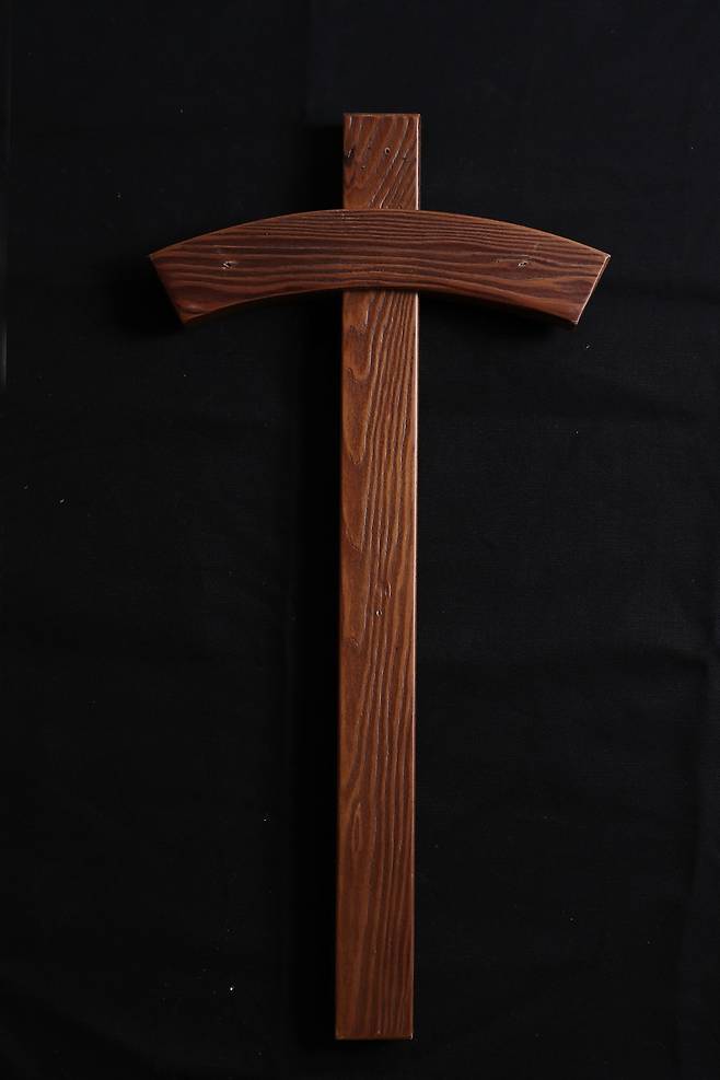 1929년 전북 군산에서 태어난 할머니는 1942년 일본군 2명에 의해 강제동원되어 만주 호림이라는 낯선 타국으로 끌려가 ‘위안부’ 생활을 강요당했다. 1945년 8월께 만주전쟁으로 인한 폭격 속에서 한국독립군을 만나 평양으로 건너가 해방 소식을 듣고 월남했다. 경기 성남에서 홀로 지내는 할머니는 신앙의 힘으로 힘든 노년을 견디고 있다. 할머니를 돌보는 요양보호사는 벽에 걸린 예수 성화와 십자가를 가리키며 “할머니가 가장 사랑하는 분”이라고 웃으며 말했다.