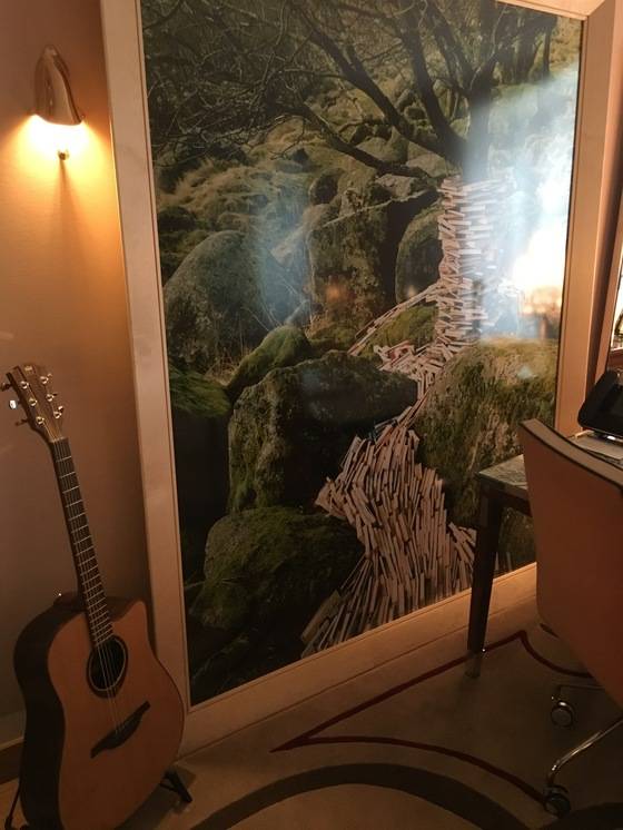 방마다 놓여있는 어쿠스틱 기타. 신청하면 레슨도 받을 수 있다. 유지연 기자.