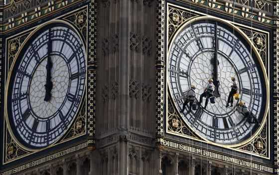 2007년 8월 영국 런던의 ‘빅벤(Big Ben)’의 시계판을 청소하는 작업자들. [로이트=연합뉴스]