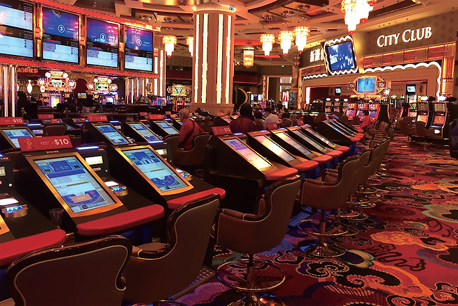 낮 시간에 자리가 텅텅 빈 스튜디오 시티의 슬롯머신장 © 사진=모종혁 제공