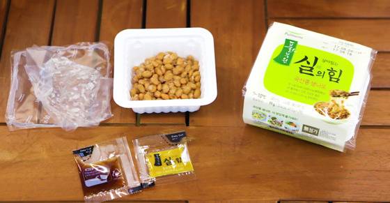 시장점유율 1위인 풀무원 낫또. 낫또와 간장소스, 겨자소스가 들어있다.