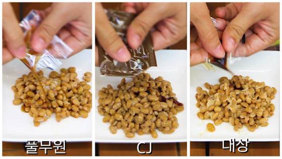 낫또를 비빈 후 첨부된 소스를 뿌린 후 섞어 먹는다. 사진에서도 볼 수 있는 대상이실처럼 끈끈한 점액질이 가장 많이 생긴다.