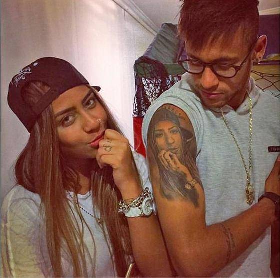 여동생 라파엘레의 모습을 팔에 새긴 네이마르. 그의 여동생 사랑은 유별나다.