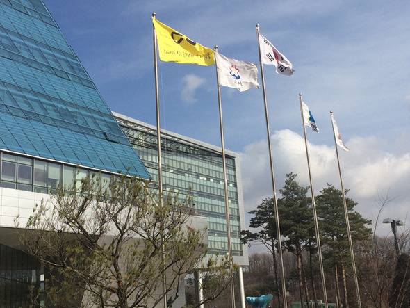 세월호 참사 직후 경기도 성남시 청사 국기 게양대에 새마을기 대신 내걸려 있는 세월호 추모기