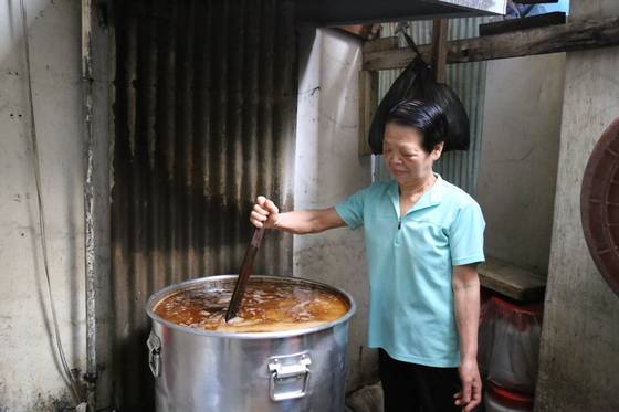 대형 솥에 사골 국물을 우려내고 있는 홍가네칼국수의 주경숙씨. 기름을 일일이 걷어내 진하지만 담백한 칼국수 국물을 만든다.