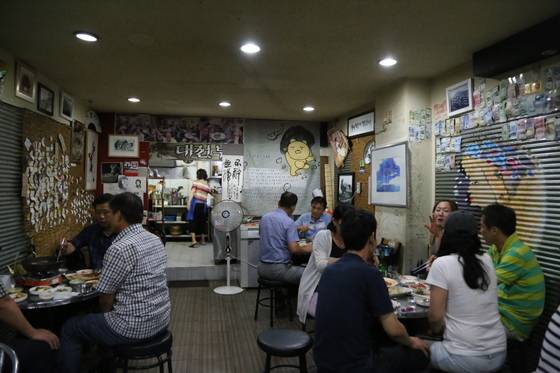 허름하지만 정겨운 술집 대전부르스. 주머니가 가벼운 지역 예술가가 많이 찾는다.