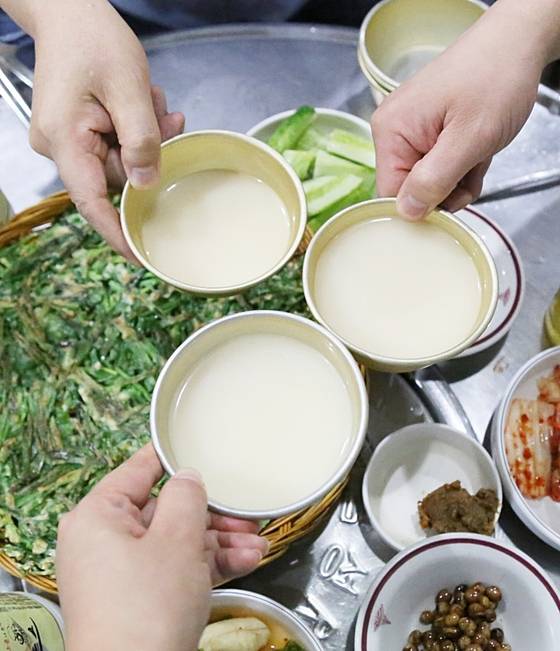 대전부르스에서는 '대전부르스' 막걸리도 판다. 주메뉴는 전이지만 얘기만 하면 없는 메뉴도 만들어 준다.