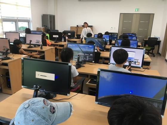 합천항공스쿨에서 학생들이 컴퓨터로 경량항공기를 조종하는 가상 체험을 하고 있다 . [사진 합천항공스쿨]