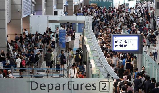 해외여행 2200만명 시대다. 똑똑한 여행 소비자가 되려면 신용카드 사용 시 원화결제 수수료를 주의할 필요가 있다. 올여름 휴가철 해외여행객으로 붐비는 인천공항 출국장. [중앙포토]