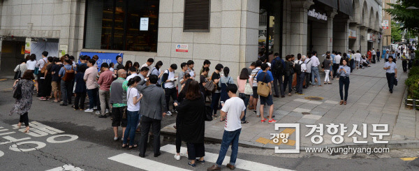 문재인 대통령 취임 100일인 17일 시민들이 문 대통령의 제19대 대통령 취임 기념 우표를 사기위해 서울 광화문 우체국 앞에 줄을 서서 기다리고 있다. /강윤중 기자