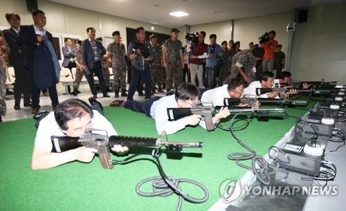 (괴산=연합뉴스) 윤우용 기자 = 송기섭 진천군수, 설문식 충북도 정무부지사, 이필용 음성군수, 홍성열 증평군수, 나용찬 괴산군수(왼쪽부터)가 17일문을 연 충북 괴산군 청안 예비군훈련장 내 영상 모의사격 훈련장에서 사격하고 있다. 2017.8.17