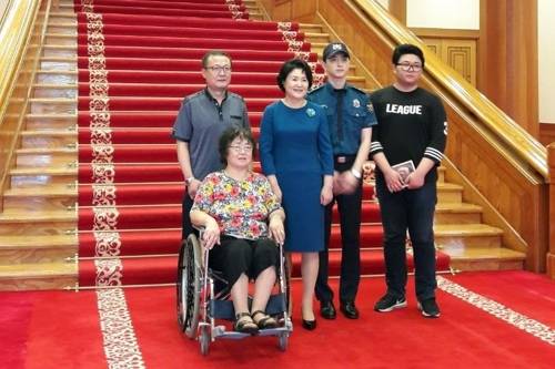 (서울=연합뉴스) 지난 16일 청와대에서 김정숙 여사가 이광욱 잠수사의 유가족과 기념 촬영을 하고 있다. 2017.8.17 [이광욱 잠수사 동생 이승철씨 제공=연합뉴스]